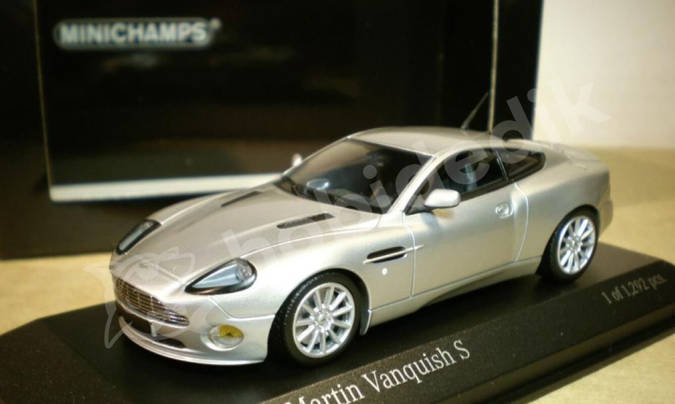 Minichamps 1:43 Aston Martin Vanquish S 2004 – Silver (400137240) | Die-cast Model Araba