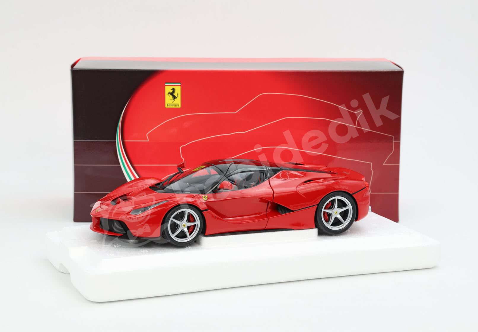 BBR 1:18 Ferrari LaFerrari– Rosso Corsa 322 Special Pack