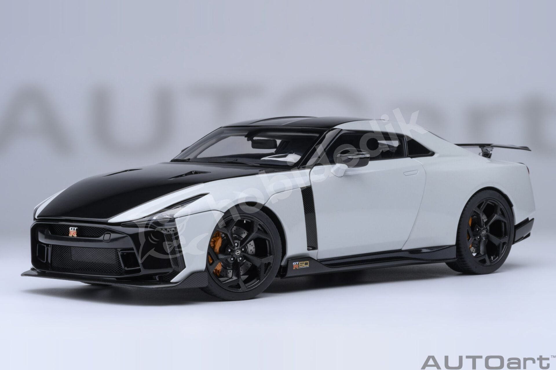 Autoart 1/18 Nissan GT-R50 by Italdesign (Metallic White/Black) - 77511